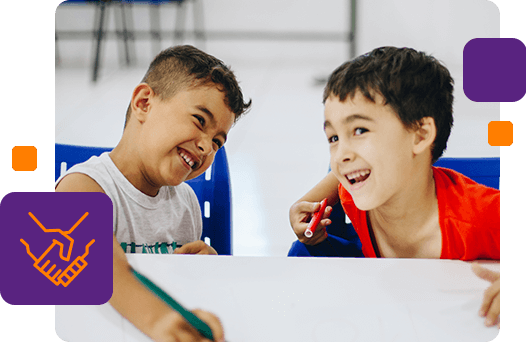 Foto de duas crianças sorrindo